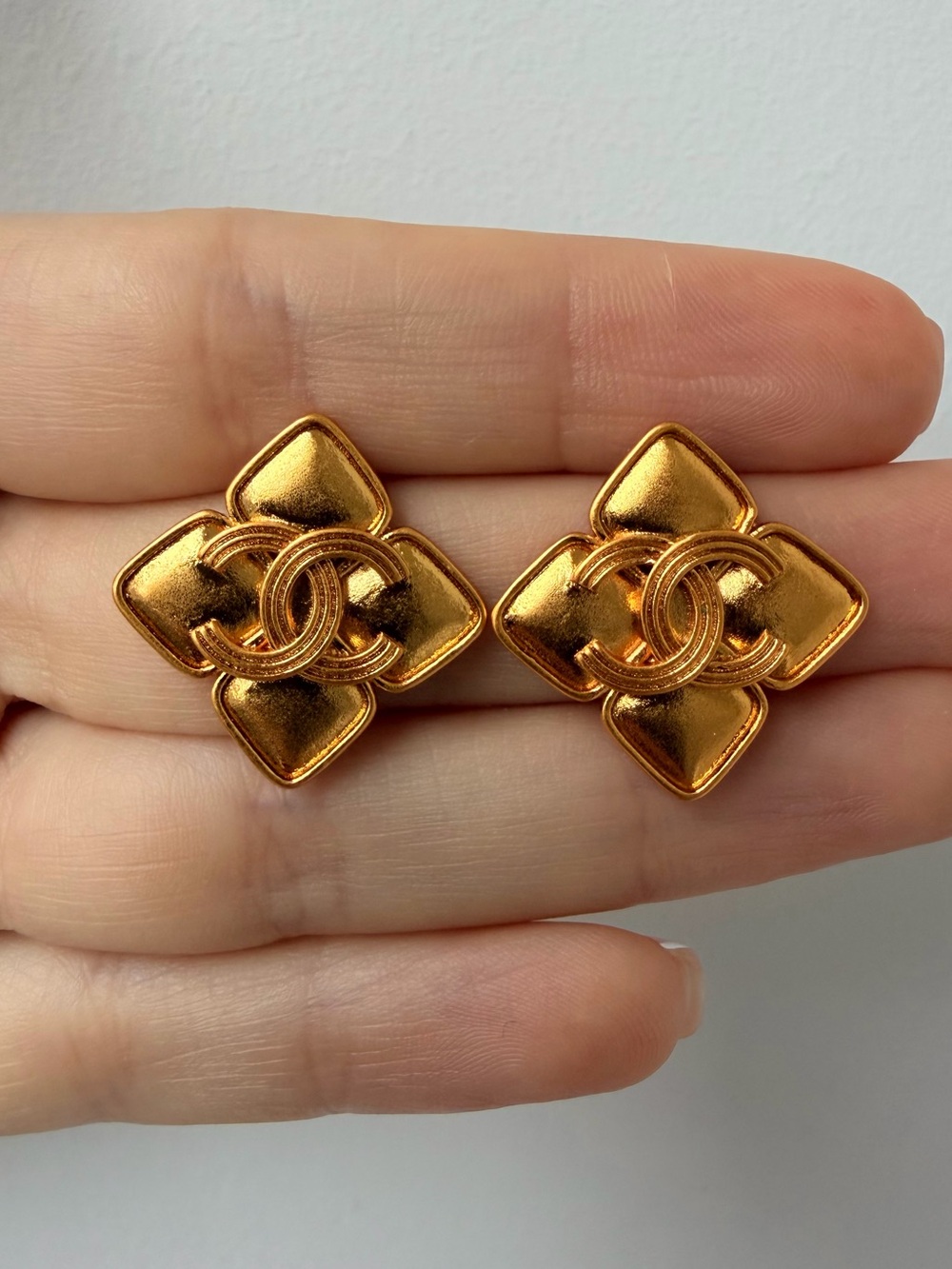 šCHANEL Gold Flower Motif Stud Earrings⨠- Picture 10 of 11